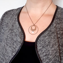 Charger l'image dans la galerie, Collier hexagone graphique Art Déco en laitonbronze et émail noir vert turquoise ou blanc