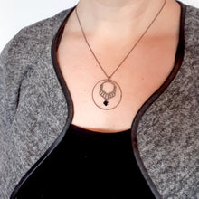 Charger l'image dans la galerie, Collier hexagone graphique Art Déco en laitonbronze et émail noir vert turquoise ou blanc