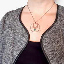 Charger l'image dans la galerie, Collier hexagone graphique Art Déco en laitonbronze et émail noir vert turquoise ou blanc