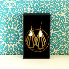 Charger l'image dans la galerie, Boucles d'oreilles créoles Art Déco éventail graphique bronze et émail blanc