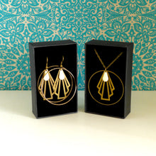 Charger l'image dans la galerie, Boucles d'oreilles créoles Art Déco éventail graphique bronze et émail blanc