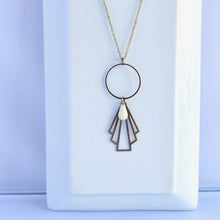 Charger l'image dans la galerie, Collier pendentif Art Déco éventail graphique et anneau Laiton bronze et émail blanc