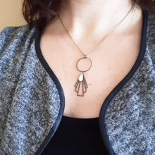 Charger l'image dans la galerie, Collier pendentif Art Déco éventail graphique et anneau Laiton bronze et émail blanc