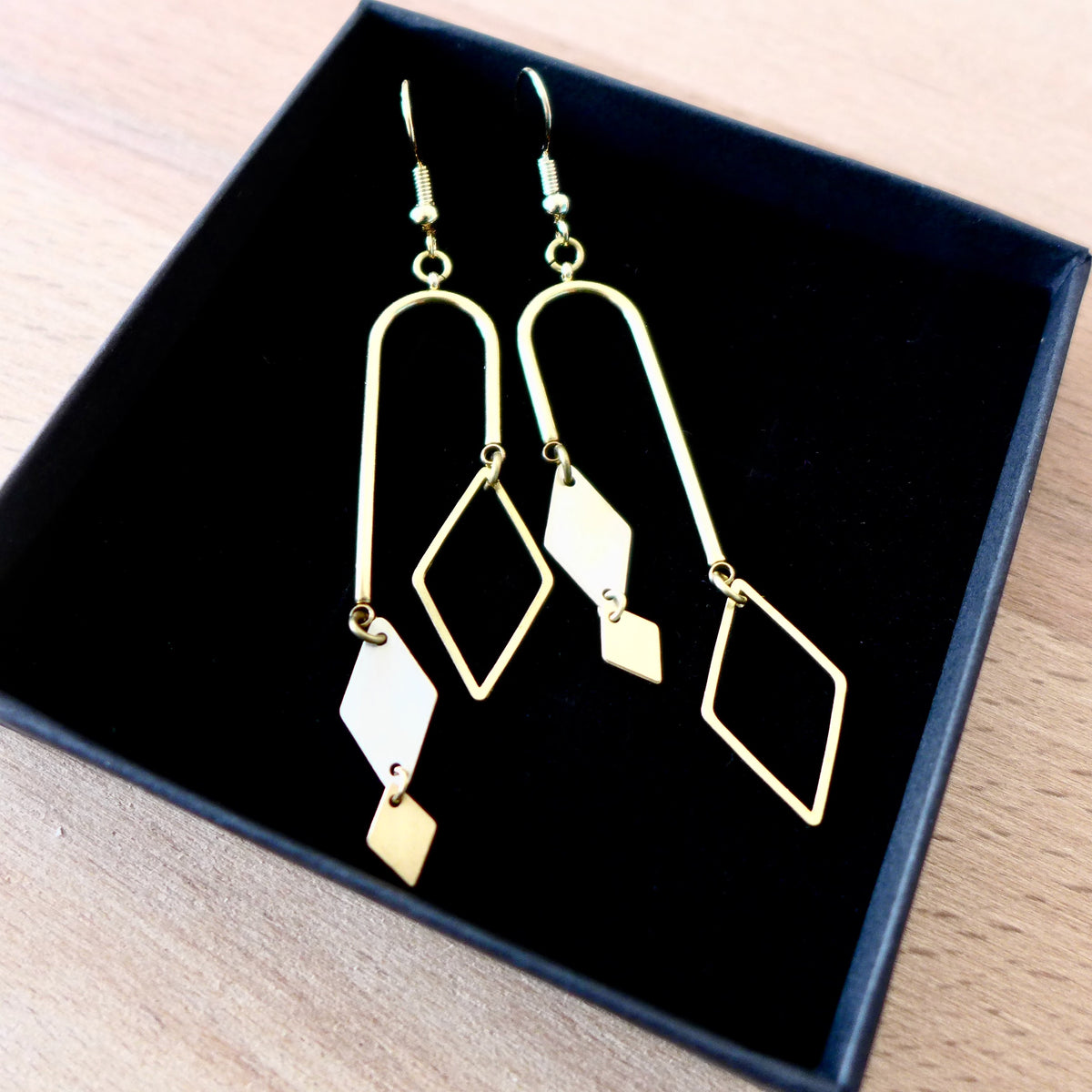 Boucles d'oreilles asymétriques losanges graphiques dorés