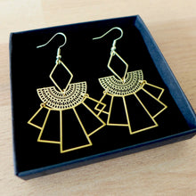 Charger l'image dans la galerie, boucles oreilles art déco laiton doré Une Embellie