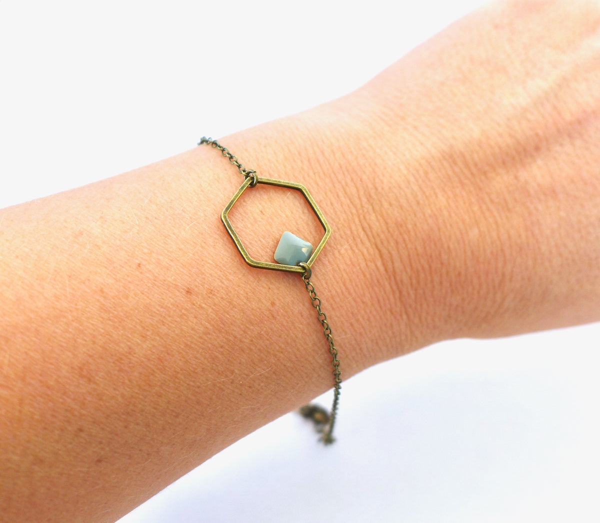 Bracelet hexagone graphique minimaliste et sequin en émail Bijou simple intemporel élégant cadeau pour femme