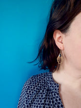 Charger l'image dans la galerie, Boucles d'oreilles éventail graphique Art Déco bronze et émail noir