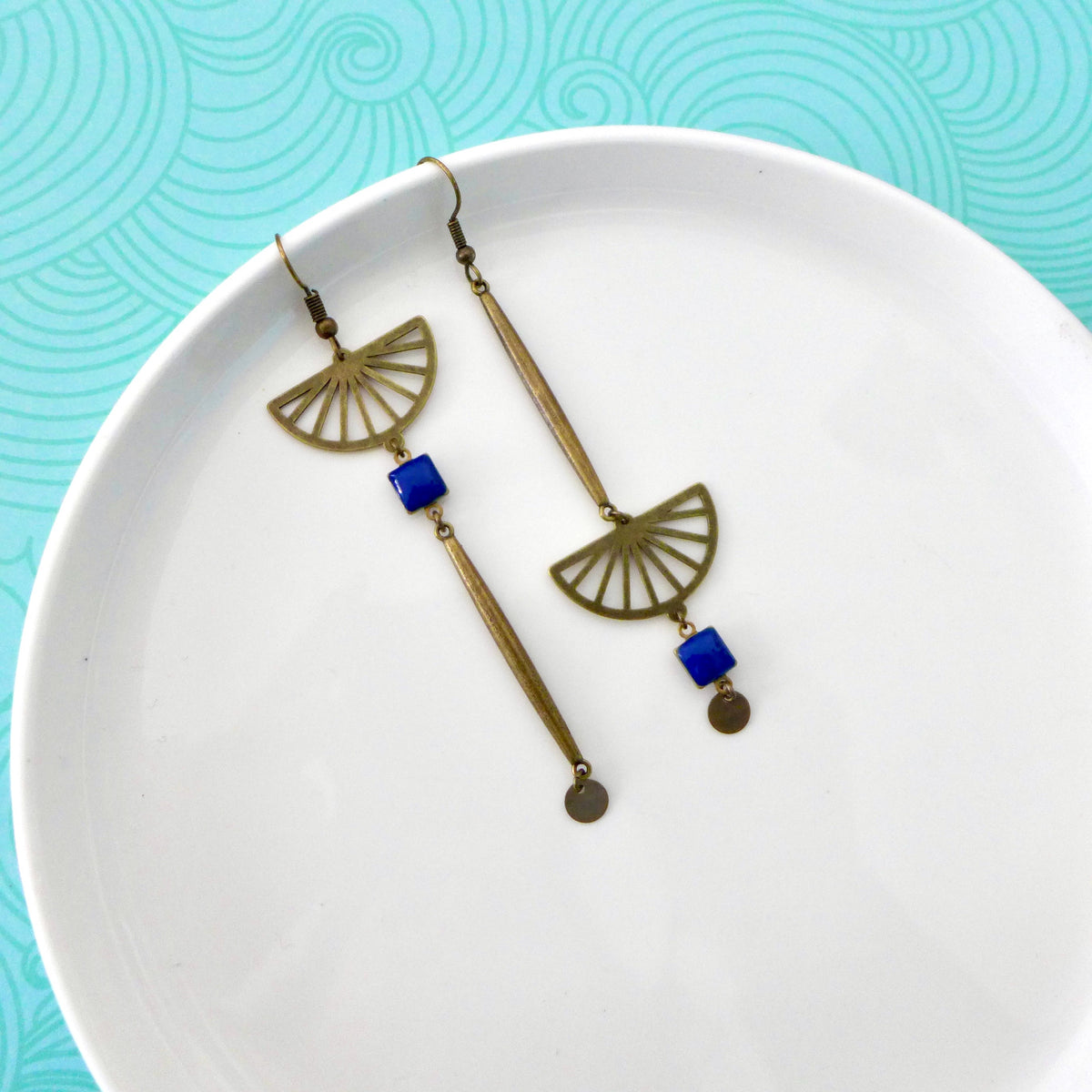 longues boucles asymétriques art déco bleues Une Embellie