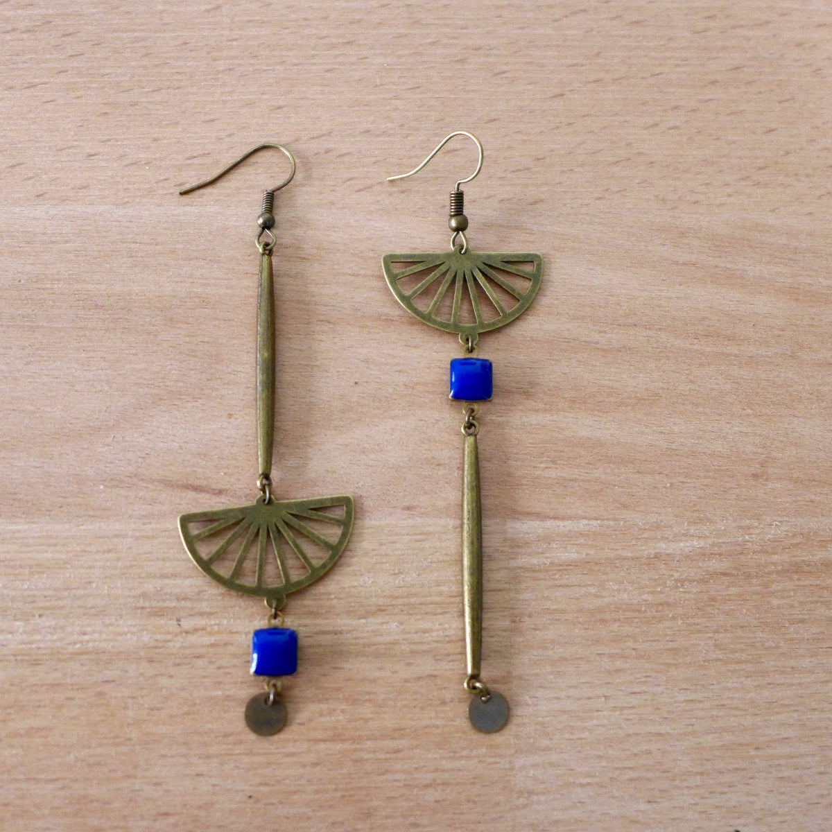boucles graphiques bleu foncé tige demi cercle rayé Une Embellie