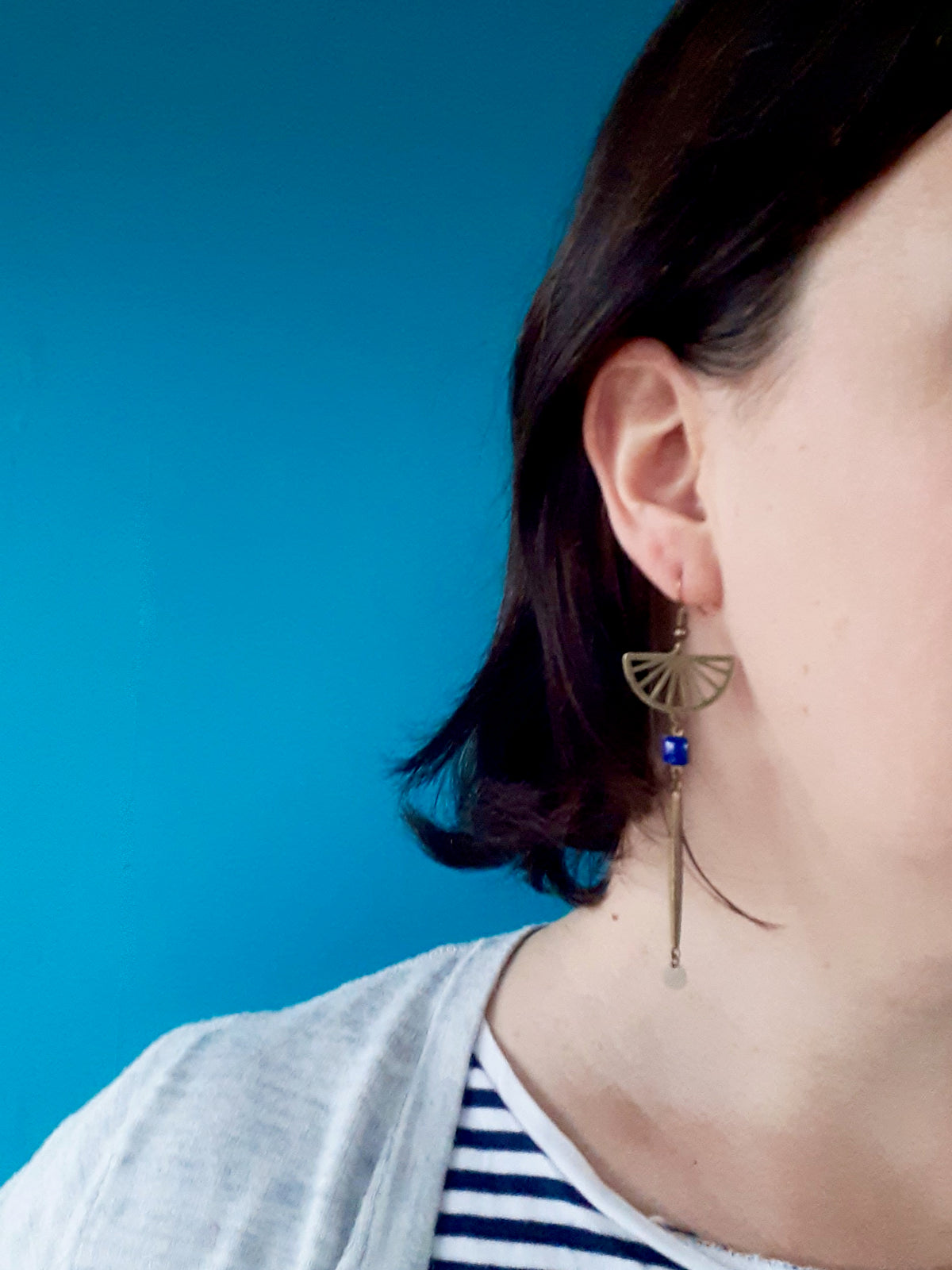 Longues boucles d'oreilles asymétriques graphiques Art Déco bronze et bleu foncé