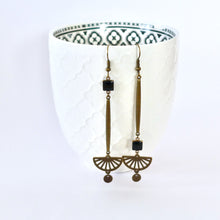Charger l'image dans la galerie, Longues boucles d'oreilles asymétriques graphiques Art Déco bronze et noir