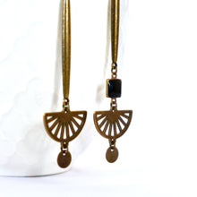 Charger l'image dans la galerie, Longues boucles d'oreilles asymétriques graphiques Art Déco bronze et noir