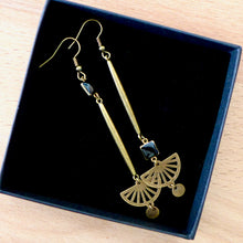 Charger l'image dans la galerie, Longues boucles d'oreilles asymétriques graphiques Art Déco bronze et noir