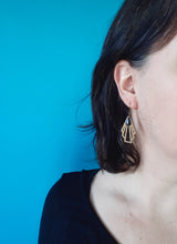 Charger l'image dans la galerie, Parure de bijoux Art Déco collier et boucles d'oreilles éventail graphiques bronze et émail noir