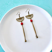 Charger l'image dans la galerie, longues boucles oreilles art déco rouge Une Embellie