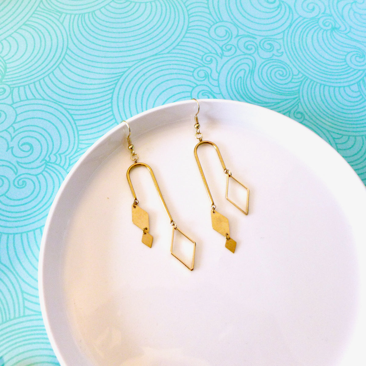 Boucles d'oreilles asymétriques losanges graphiques dorés