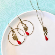 Charger l'image dans la galerie, boucles créoles art déco bronze et émail rouge collier assorti Une Embellie