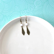 Charger l'image dans la galerie, Boucles d'oreilles Art Déco fine estampe éventail en laiton et émail bleu roi rose framboise ou blanc