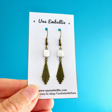 Charger l'image dans la galerie, Boucles d'oreilles Art Déco fine estampe éventail en laiton et émail bleu roi rose framboise ou blanc