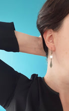 Charger l'image dans la galerie, Boucles d'oreilles Art Déco fine estampe éventail en laiton et émail bleu roi rose framboise ou blanc