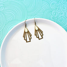 Charger l'image dans la galerie, Parure de bijoux Art Déco collier et boucles d'oreilles éventail graphique bronze et émail blanc