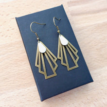 Charger l'image dans la galerie, Parure de bijoux Art Déco collier et boucles d'oreilles éventail graphique bronze et émail blanc