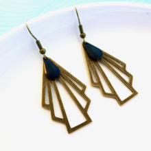 Charger l'image dans la galerie, Boucles d'oreilles éventail graphique Art Déco bronze et émail noir
