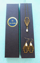 Charger l'image dans la galerie, Parure de bijoux Art Déco collier et boucles d'oreilles éventail graphique bronze et émail blanc