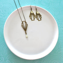 Charger l'image dans la galerie, Parure de bijoux Art Déco collier et boucles d'oreilles éventail graphique bronze et émail blanc