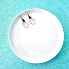 Charger l'image dans la galerie, Parure de bijoux Art Déco collier et boucles d'oreilles éventail graphiques acier inoxydable argenté sequin émail noir