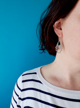 Charger l'image dans la galerie, Parure de bijoux Art Déco collier et boucles d'oreilles éventail graphiques acier inoxydable argenté sequin émail noir