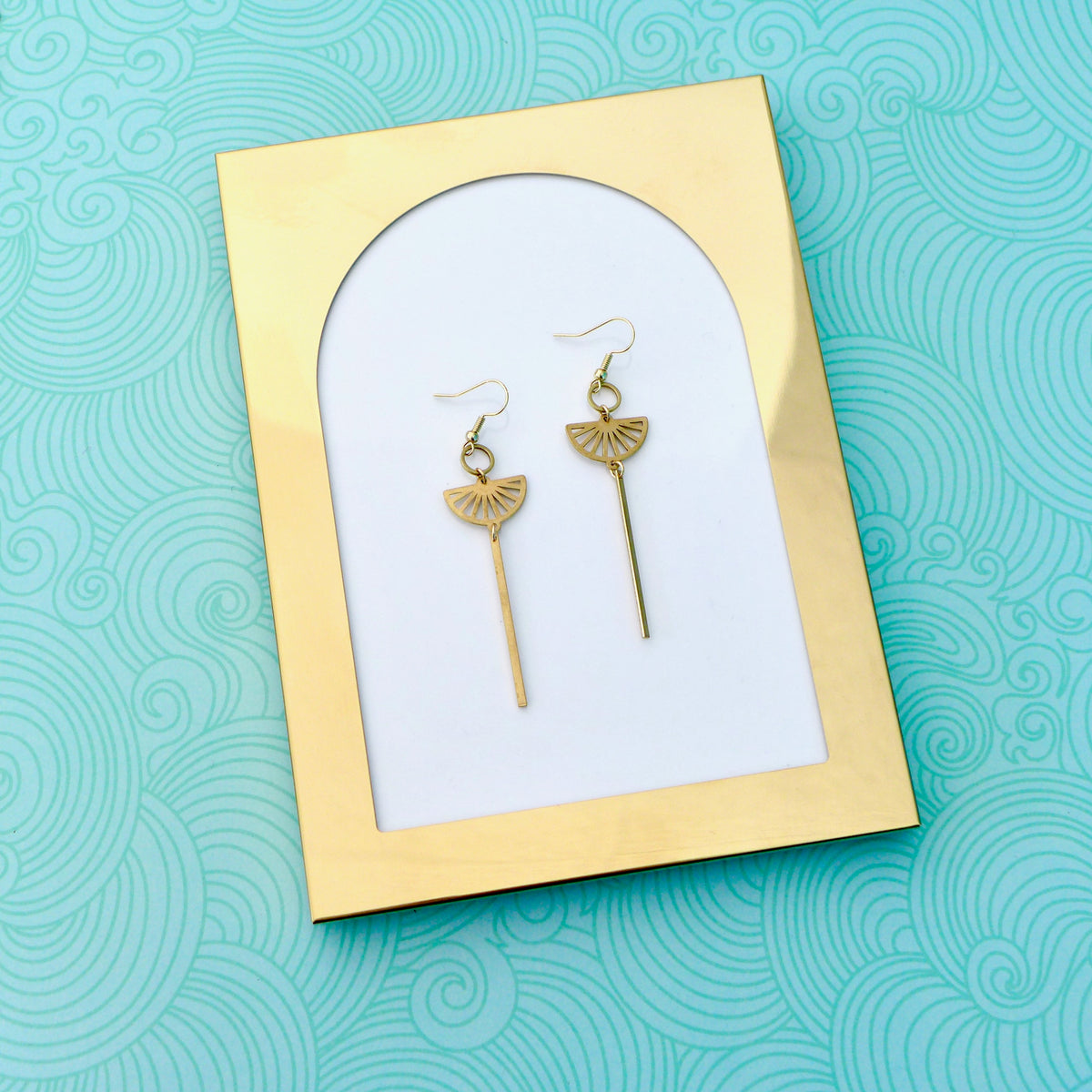 Longues boucles d'oreilles fines et graphiques en laiton brut doré vieilli