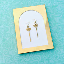 Charger l'image dans la galerie, Longues boucles d'oreilles fines et graphiques en laiton brut doré vieilli