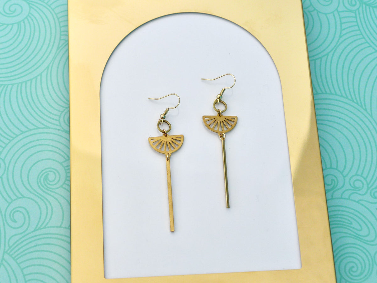 Longues boucles d'oreilles fines et graphiques en laiton brut doré vieilli
