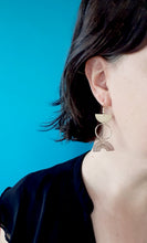 Charger l'image dans la galerie, Boucles d'oreilles asymétriques géométriques arc de cercle en laiton doré