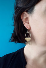 Charger l'image dans la galerie, Boucles d'oreilles asymétriques géométriques arc de cercle en laiton doré
