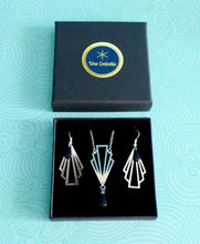 Charger l'image dans la galerie, Parure de bijoux Art Déco collier et boucles d'oreilles éventail graphiques acier inoxydable argenté sequin émail noir