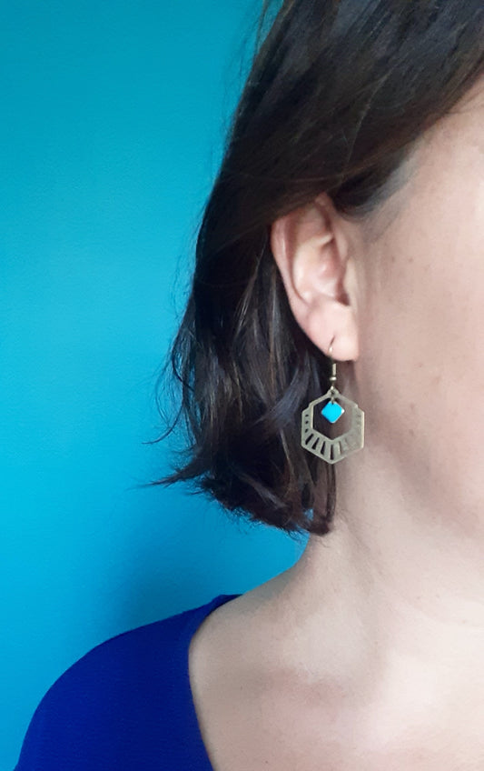 Boucles d'oreilles hexagone graphique Art Déco en Laiton Bronze et sequin en émail turquoise