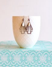 Charger l'image dans la galerie, Boucles d'oreilles éventail graphique Art Déco bronze et blanc