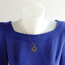 Charger l'image dans la galerie, parure collier assorti aux boucles d'oreilles vertes Une Embellie