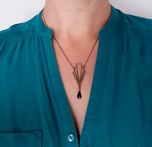 Charger l'image dans la galerie, Collier éventail graphique Art Déco en laiton et émail noir