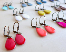 Charger l'image dans la galerie, Boucles d'oreilles dormeuses Art Déco en laiton et goutte en émail