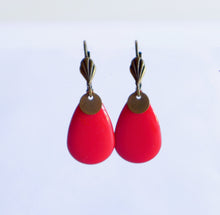 Charger l'image dans la galerie, Boucles d'oreilles dormeuses Art Déco en laiton et goutte en émail