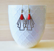 Charger l'image dans la galerie, Boucles d'oreilles éventail Art déco en laiton bronze et sequin émail rouge