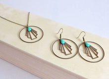 Charger l'image dans la galerie, Collier anneau et éventail graphique Art Déco en laiton et émail turquoise