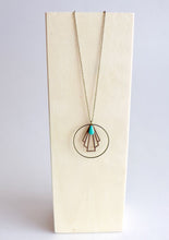 Charger l'image dans la galerie, Collier anneau et éventail graphique Art Déco en laiton et émail turquoise