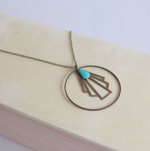 Charger l'image dans la galerie, Collier anneau et éventail graphique Art Déco en laiton et émail turquoise