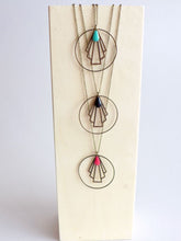 Charger l'image dans la galerie, Collier anneau et éventail graphique Art Déco en laiton et émail turquoise