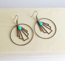 Charger l'image dans la galerie, Collier anneau et éventail graphique Art Déco en laiton et émail turquoise