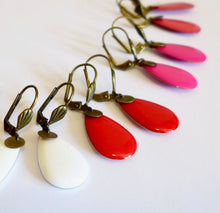 Charger l'image dans la galerie, Boucles d'oreilles dormeuses Art Déco en laiton et goutte en émail